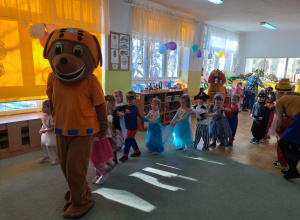 Dzieci i Zuma, bohaterka bajki "Psi Patrol", bawią się przy piosence "Jedzie pociąg z daleka".