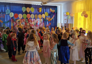 Pani prowadząca w stroju Minionka wita się ze wszystkimi uczestnikami balu karnawałowego 2025.