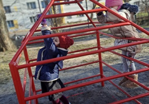 Dziewczynki wspinają się na drabinki.