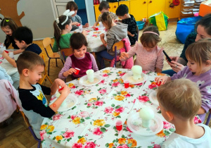 Dzieci wsypują do kubeczka kwasek cytrynowy. Obserwują efekt wywołanych reakcji.