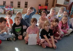 Dzieci siedzą na dywanie - przygotowane do dalszych działań.