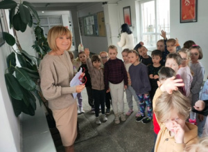 Pani dyrektor wita dzieci w progach Szkoły Mistrzów Kokoro.