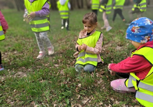 Dzieci robią las w słoiku.