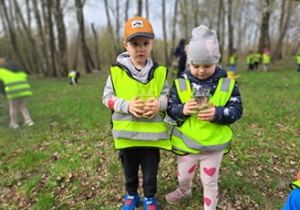 Dzieci prezentują swój las w słoiku.
