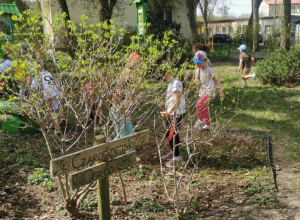 Czarodziejski ogród, dzieci poszukują ukrytych czekoladowych jajeczek.