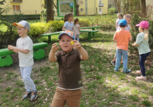 Chłopiec prezentuje jajka, które udało mu się znaleźć w ogrodzie.