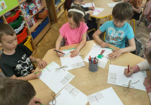 Dzieci pracują twórczo- ilustrują okładkę do książki dla dzieci.