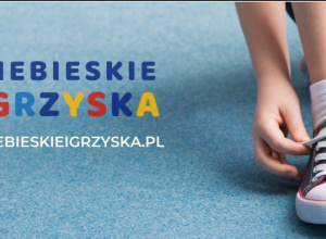 Dziecko wiąże but, a z lewej strony jest logo Niebieskich Igrzysk.