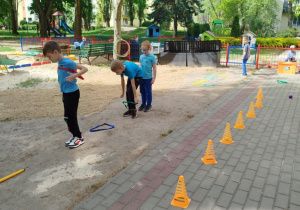 Biedronkiowi chłopcy pokonują tor przeszkód.