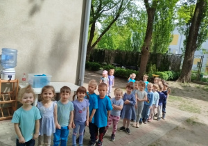 Grupa Pszczółki pozuje do zdjęcia .