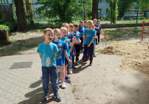 Dzieci z grupy Biedronki kibicują swojej drużynie.