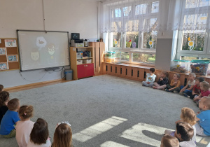 Dzieci z grupy Pszczółki oglądają film edukacyjny.
