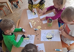 Dzieci robią pracę plastyczną.