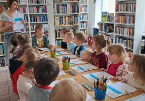 Dzieci wykonują pracę plastyczną.