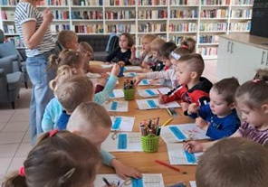 Dzieci podczas tworzenia swoich okładek do książek.