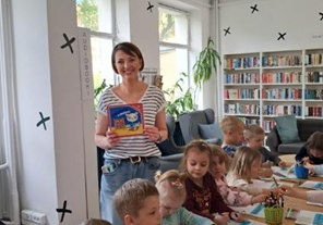 Pani bibliotekarka prezentuję okładkę książki Kicia Kocia.