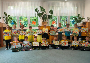 Zdjęcie grupowe- dzieci prezentują swoje prace.