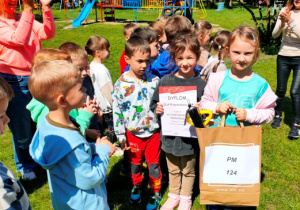 Dzieci prezentują nagrody zdobyte na spartakiadzie.