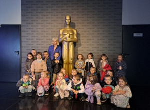 Wspólne zdjęcie dzieci przy statuetce Oskara.
