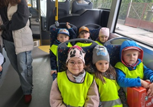 "Pszczółeczki" jadą autobusem do kina.