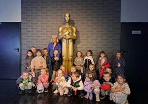 Wspólne zdjęcie przy statuetce Oskara.