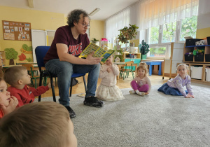 Tat Maksa czyta książkę.