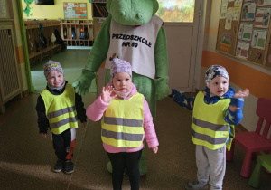 Dzieci z maskotka Dinusiowego Przedszkola.