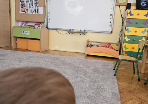 Dzieci słuchają bajki.