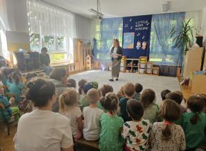 Prowadząca zaprasza na konkurs.