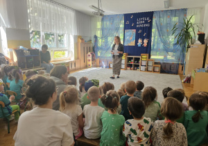 Prowadząca zaprasza na konkurs.