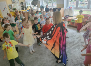 Pani Wiosna zaprasza wszystkie dzieci do wspólnej zabawy.