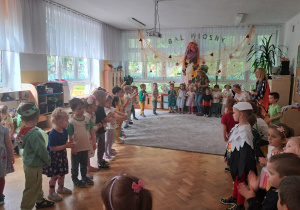 Wszystkie dzieci tańczą z Panią Wiosną poruszając się po obwodzie koła.
