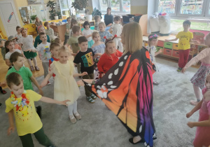 Pani Wiosna zaprasza wszystkie dzieci do wspólnej zabawy.