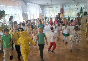 Dzieci poruszają się po kole w parach i wykonują kolejne zadanie Pani Wiosny.