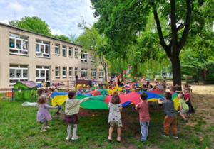 Zabawy z chustą animacyjną.