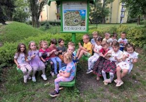 W przerwie dzieci jadły lody.
