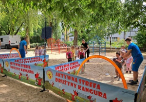 Zajęcia sportowe z Kangurkiem piłka ręczna, koszykówka, piłka nożna.