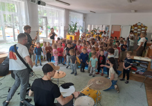 Dzieci słuchają koncertu Akademii Pana Feliksa i tańczą w rytmie rock and rolla.