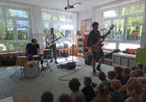 Panowie z Akademii Pana Feliksa grają na instrumentach - perkusji, gitarach basowej i elektrycznej.