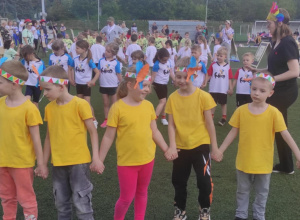 Dzieci czekają na kolejną konkurencję. Przekładanie koła hula-hop.