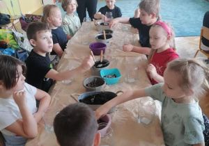 Dzieci uważnie słuchają, przed rozpoczęciem swoich kompozycji
