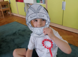 Chłopiec z maską hełmu