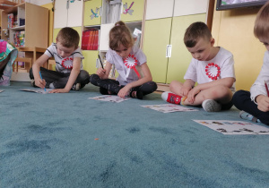 Dzieci wykonują kartę pracy