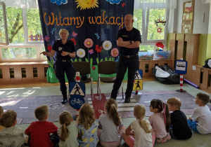 Funkcjonariusze Straży Miejskiej w Łodzi witają się ze wszystkimi dziećmi.