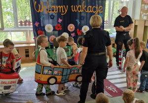 Kolejne dzieci poruszają się po ulicy jako uczestnicy ruchu drogowego, kierując różnymi pojazdami.