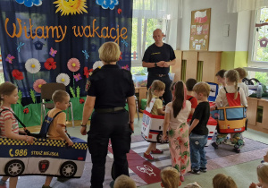 Kolejne dzieci poruszają się po ulicy jako uczestnicy ruchu drogowego, kierując różnymi pojazdami.