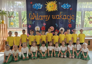 Pamiątkowe zdjęcie grupowe z zakończenia roku przedszkolnego.