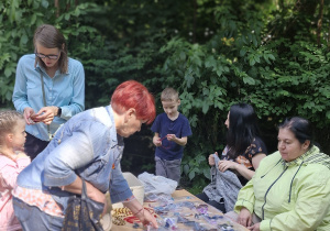 Stoisko z biżuterią - ciocie Monika i Małgosia zachęcają wszystkich do zdobyczy niczym z Pandory.
