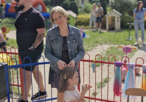 Ciocia Sylwia plecie kolorowe warkocze dziewczynkom.