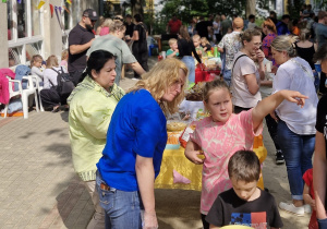 Wszyscy krążą między kolorowymi stołami i próbują smakowitości przygotowanych przez rodziców.